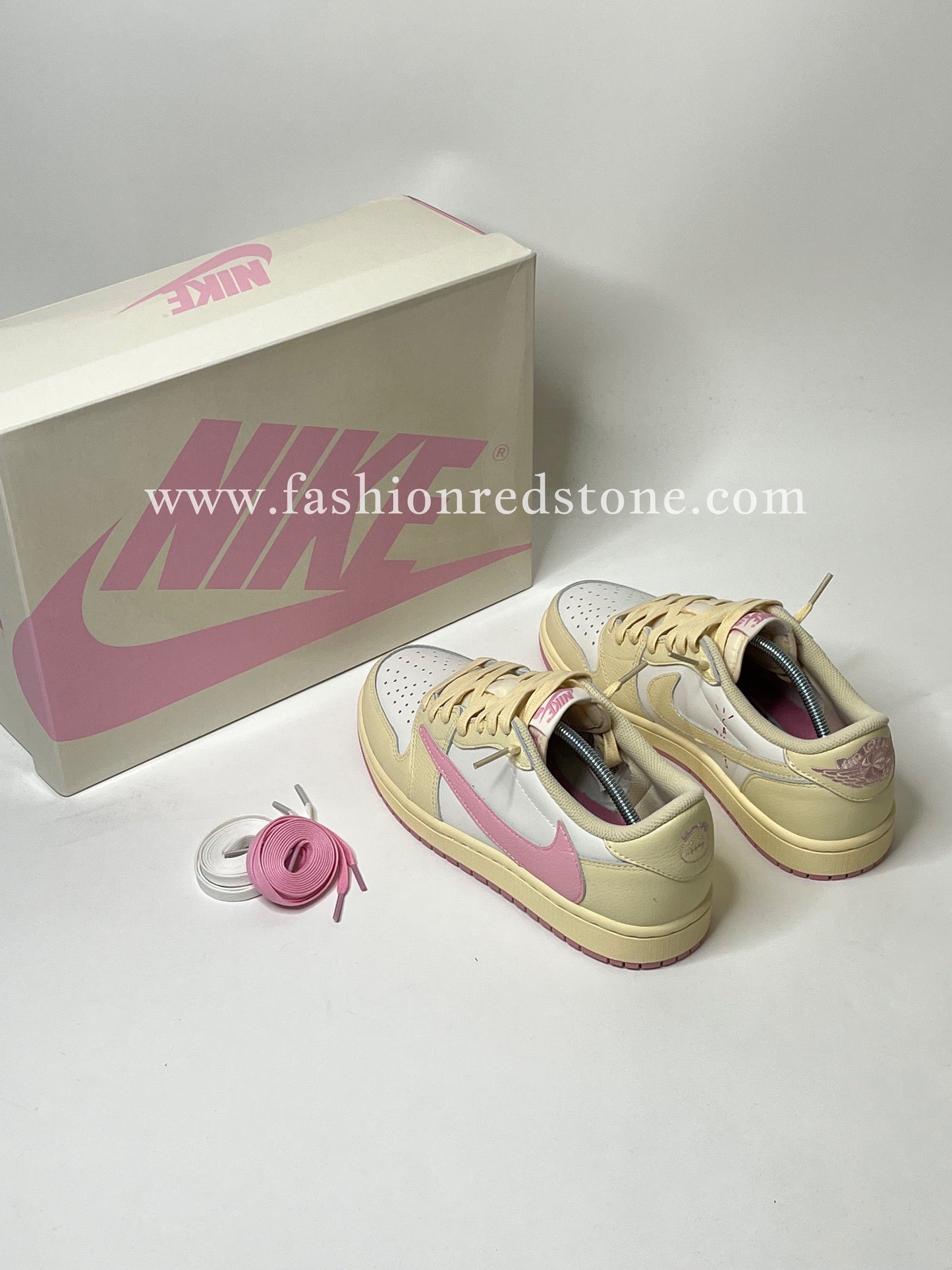 Travis Scott x Air Jordan 1 Low OG "Shy Pink”