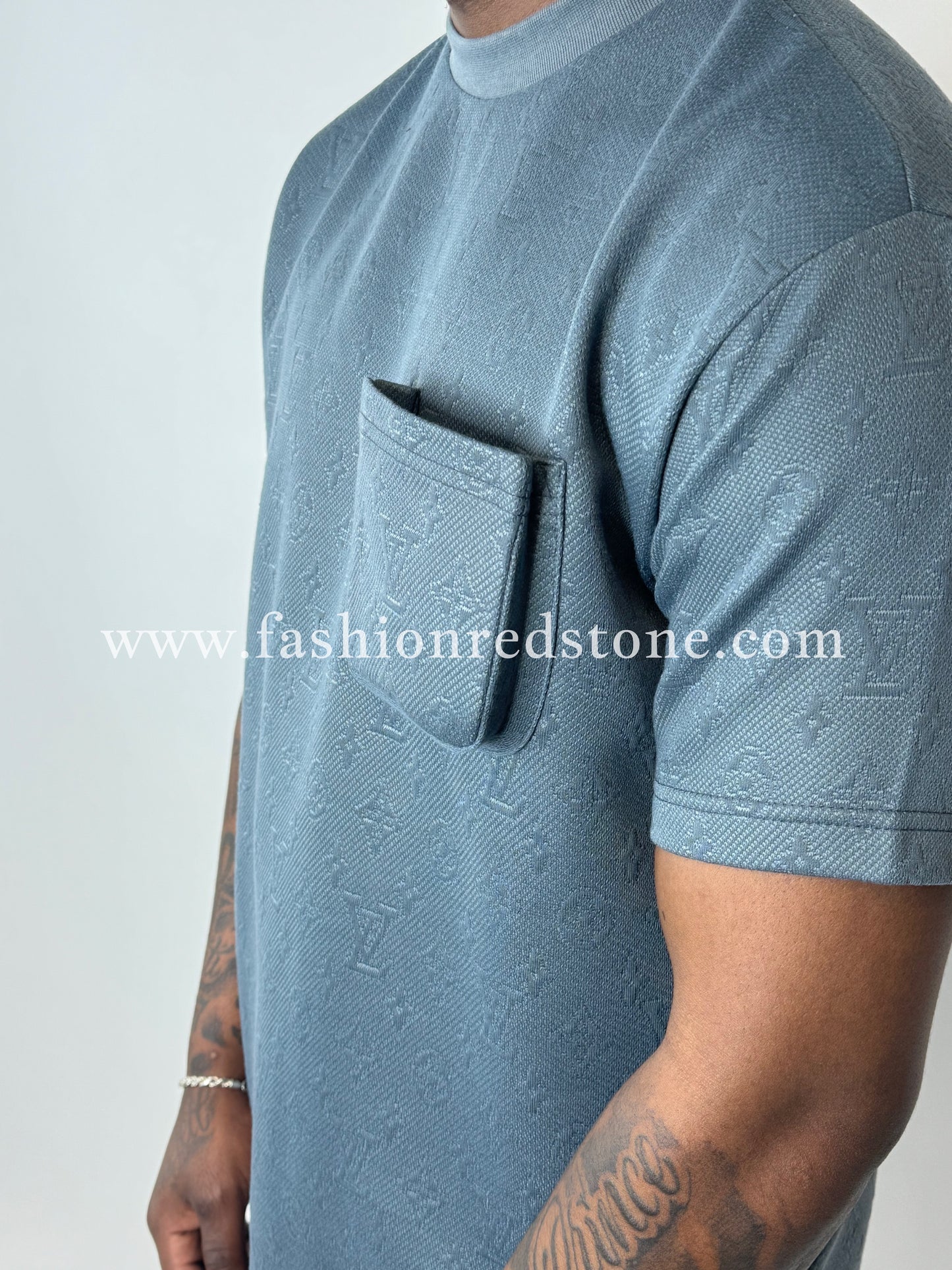 Louis Vuitton Signature 3D Pocket Monogram T-Shirt Antraciet